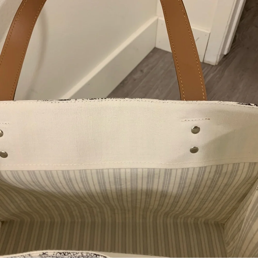 Large Floral black and white Cotton fabric Canvas Tote Bag with leather Handles - Picture 7 of 8